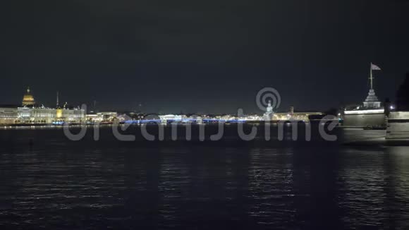 圣彼得堡涅瓦河美丽的夜景灯火通明视频的预览图