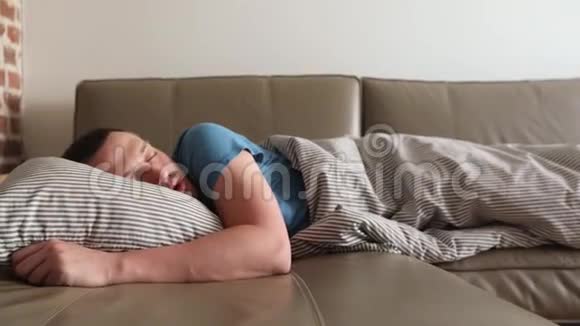 男人睡在沙发上视频的预览图