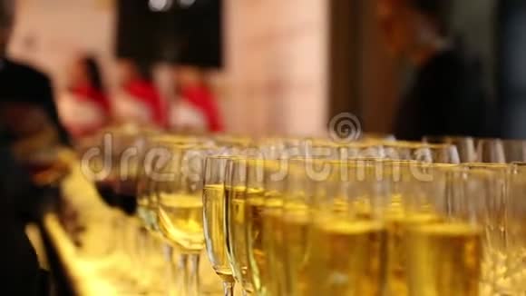 香槟倒入玻璃杯中宴会客人上来喝一杯酒保正在倒酒词中的概念夜生活视频的预览图