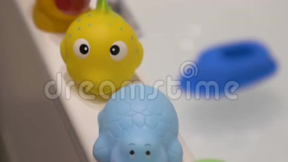 橡皮泥玩具和漂浮在浴缸中的塑料船视频的预览图