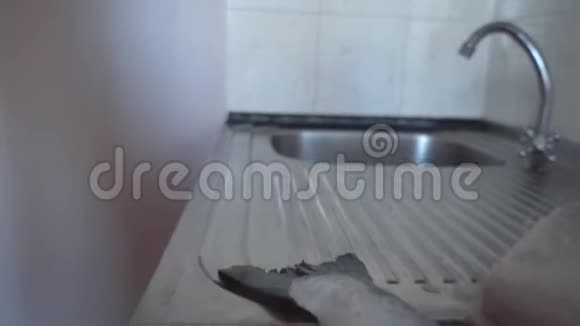 潜在的卷或烤鱼在烤箱里自制三文鱼菜视频的预览图