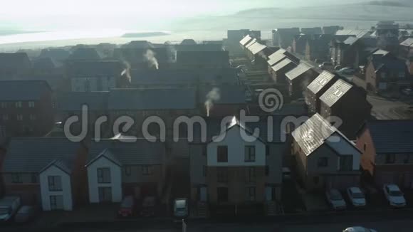 位于罗瑟姆和谢菲尔德的一座名叫韦弗利的新住宅区的空中镜头视频的预览图