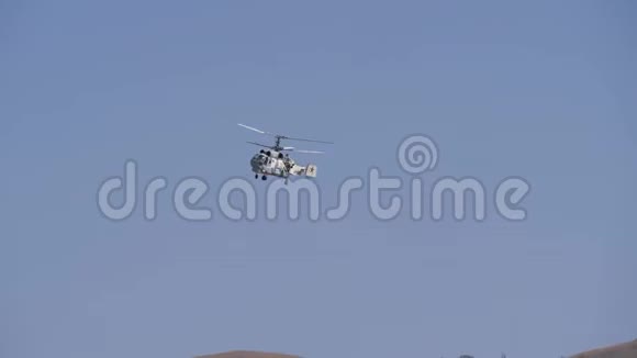 直升机用两个螺丝飞行通过飞机进行飞行视频的预览图
