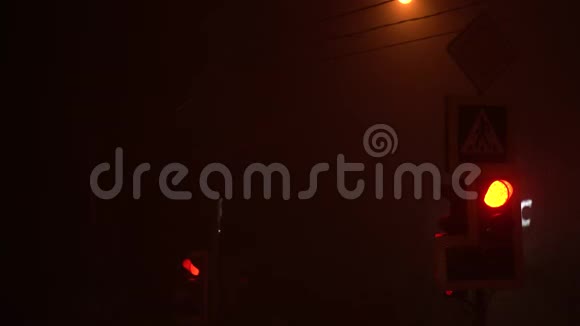 雾蒙蒙的夜晚有红绿灯红灯亮着而不是变绿视频的预览图