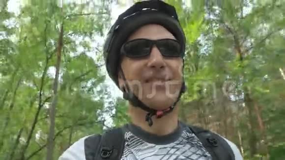 戴头盔的人喜欢旅行并展示骑自行车的酷标志视频的预览图