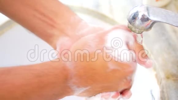 印度人在白色的水槽里洗手视频的预览图