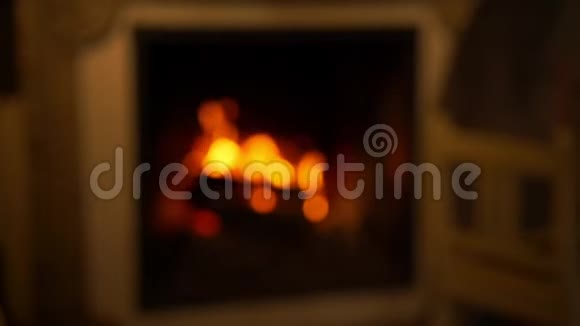 燃烧木头和制造火焰的离焦壁炉视频的预览图