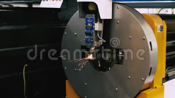 车间激光切割金属管高精度技术机器人和工程视频的预览图