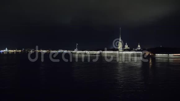 圣彼得堡的夜景全景彼得和保罗堡的老城堡视频的预览图