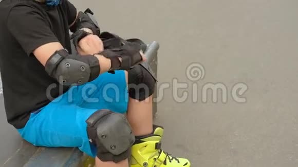 运动训练保护男孩戴手垫视频的预览图