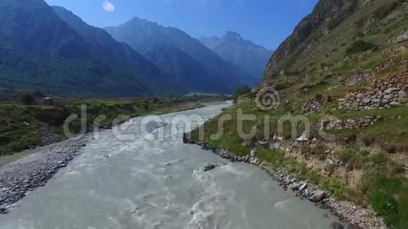 从一条惊涛骇浪的山河上飞回来俯瞰高加索山脉的壮美视频的预览图