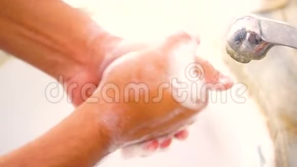 印度人在白色的水槽里洗手视频的预览图