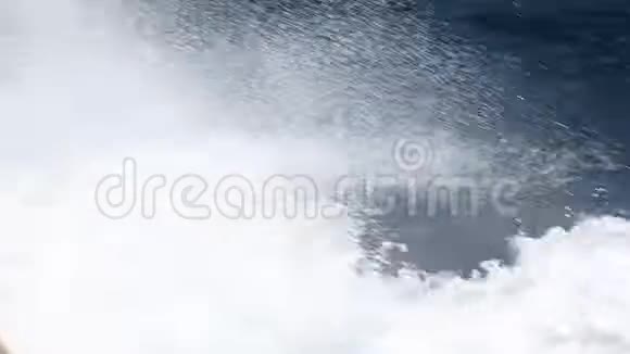 波浪在海面上运动时从船下飞出视频的预览图
