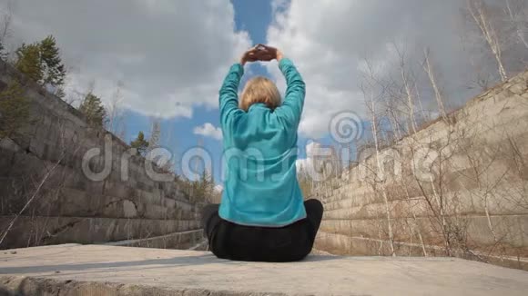 女人在大理石上做瑜伽视频的预览图