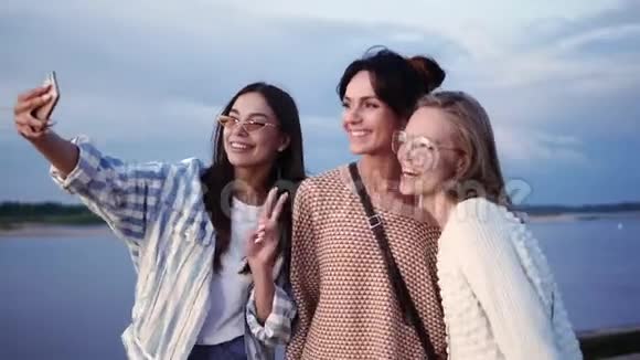 一群快乐的女朋友笑着自拍视频的预览图