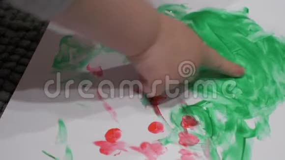 妈妈和幼儿手指画绿色和红色的手指视频的预览图