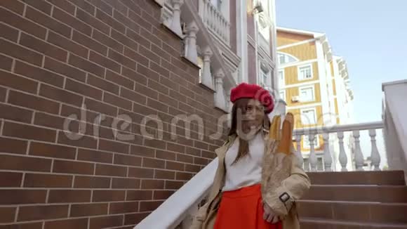 女孩穿着红色贝雷帽从楼梯上下来手里拿着小面包视频的预览图