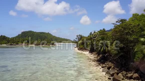 沿着海岸伸展俯瞰岛屿和山脉4K视频的预览图