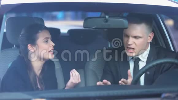 夫妻在车里拼命吵架男人亲吻女人脾气暴躁的关系视频的预览图