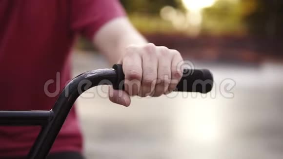 BMX自行车方向盘的场景穿红色T恤的男人把手放在上面健康极限运动的生活方式这就是视频的预览图