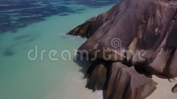 从一个有岩石的岛屿到另一个无人居住的岛屿的惊人景色视频的预览图