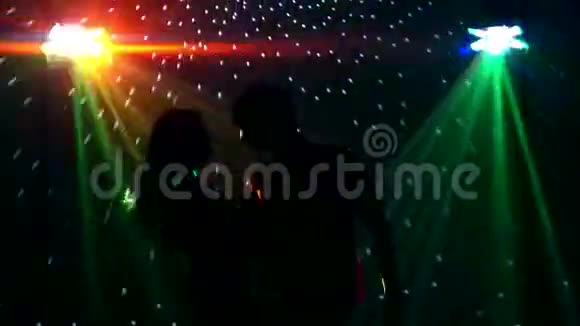 伴舞者在俱乐部的聚光灯下跳舞视频的预览图