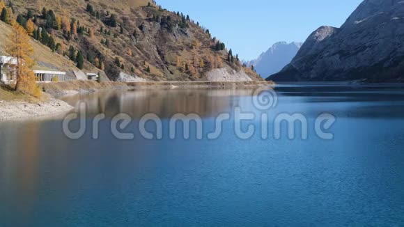 意大利多洛米兹阿尔卑斯山秋费达亚湖和帕斯视频的预览图