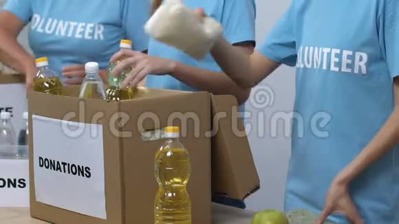 一群志愿者把食物装在捐赠箱里在社会中心工作视频的预览图
