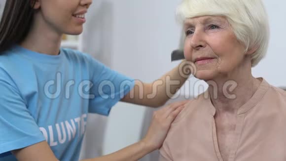 女义工梳理老年女性社工上门探访退休人士视频的预览图