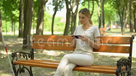 助视残疾养恤金领取人的照料妇女坐在长凳上提供支助视频的预览图