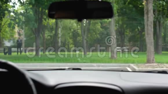心不在焉的女人过马路专心的司机准时停车城市生活视频的预览图