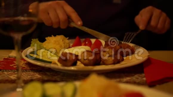 男人用米饭和蔬菜准确地切割烤肉视频的预览图