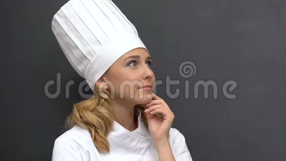 女厨师考虑新的食谱发明新的专业高级烹饪视频的预览图