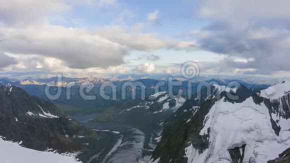 欧洲阿尔卑斯山的山脉和日落时的云鸟瞰图视频的预览图
