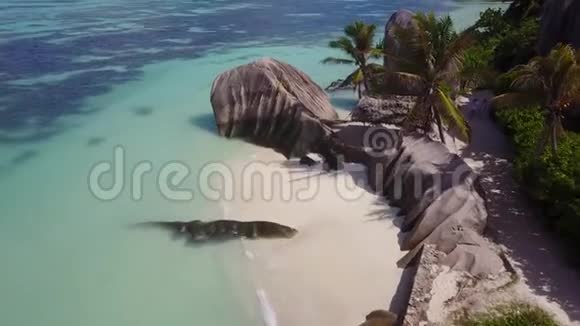 在印度洋阳光明媚的天堂岛拍摄空中镜头视频的预览图