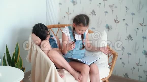 女孩坐在椅子上其中一个做作业第二个睡着了慢动作视频的预览图