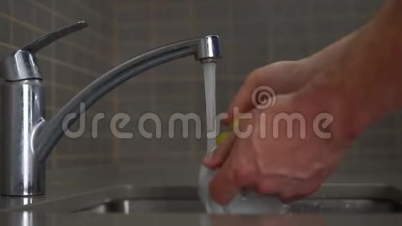 人在水中清洗白色杯子和盘子视频的预览图