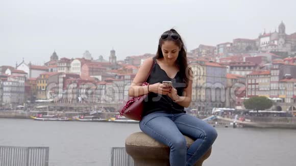 葡萄牙波尔图天际线前美丽的女孩视频的预览图