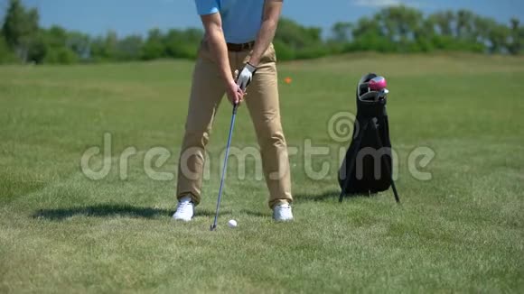 自信的高尔夫球手发球为成功的击球和打手势而欢呼视频的预览图