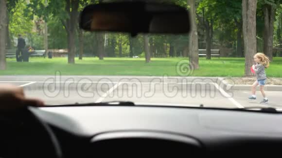 司机把注意力不集中的孩子停在路上玩耍家长拥抱孩子视频的预览图