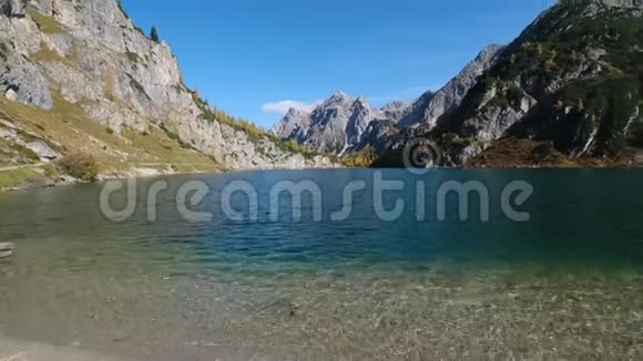 奥地利高山塔彭卡塞湖全景摄像机在移动视频的预览图