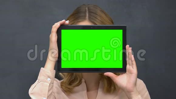 女人拿着预先准备好的平板电脑躲在后面在广告的地方视频的预览图