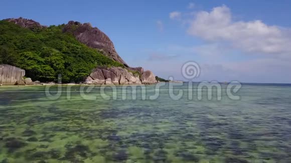 塞舌尔的天堂荒岛LaDigue从4K无人驾驶飞机上拍摄视频的预览图