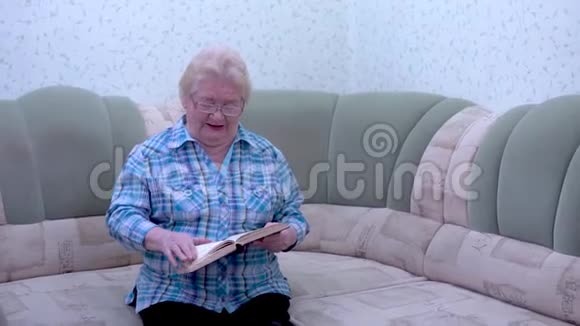 老妇人正在看书视频的预览图