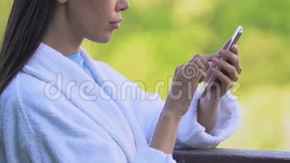 户外智能手机打字的严肃女人休假期间工作视频的预览图