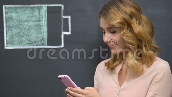 女性在手机上上网电池符号绘制能效视频的预览图