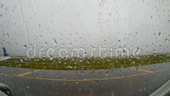 这架飞机在波士顿洛根国际机场晚点雨中雷雨交加视频的预览图