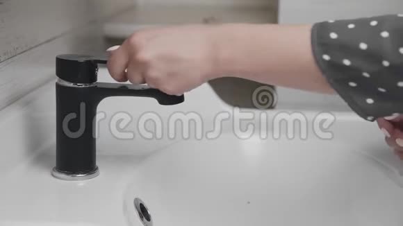 女人用水龙头洗手视频的预览图