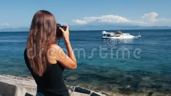 女摄影师侧视拍摄船上的照片视频的预览图