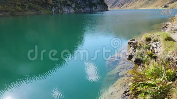 奥地利塔彭卡塞高山湖阳光反射闪烁在水面和透镜耀斑可用视频的预览图